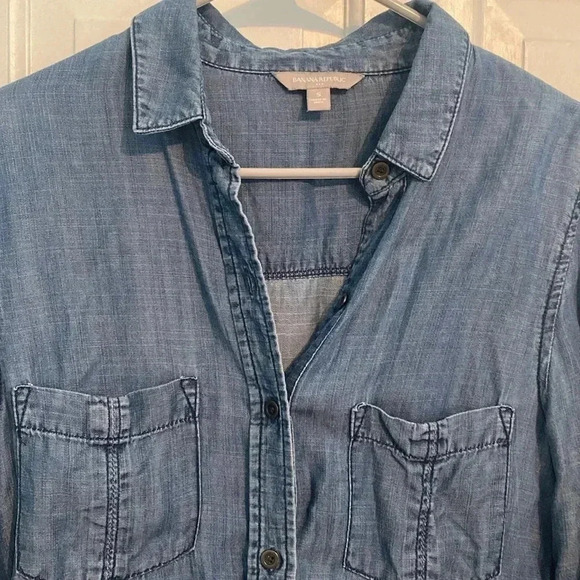 Banana Republic women’s casual button down - size small - blue - Picture 3 of 5